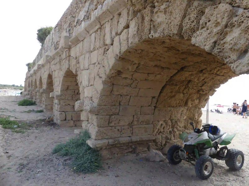 File:Aqueduc, Césaré, en 2024.webp